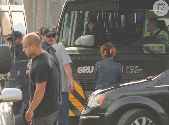 Demi Lovato desembarcou neste domingo 20 de abril de 2014 com travesseiro na mão e usando óculos escuros