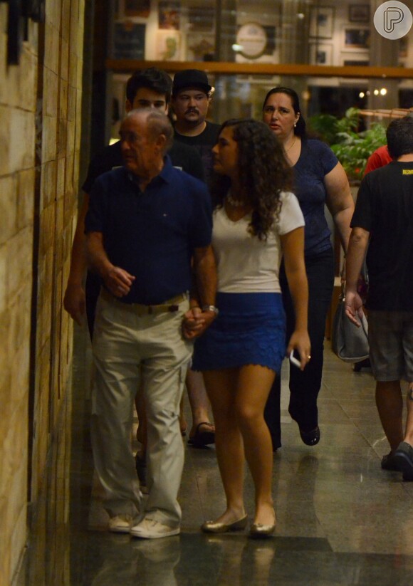 Renato Aragão janta com a família em shopping do Rio de Janeiro, em 21 de abril de 2014