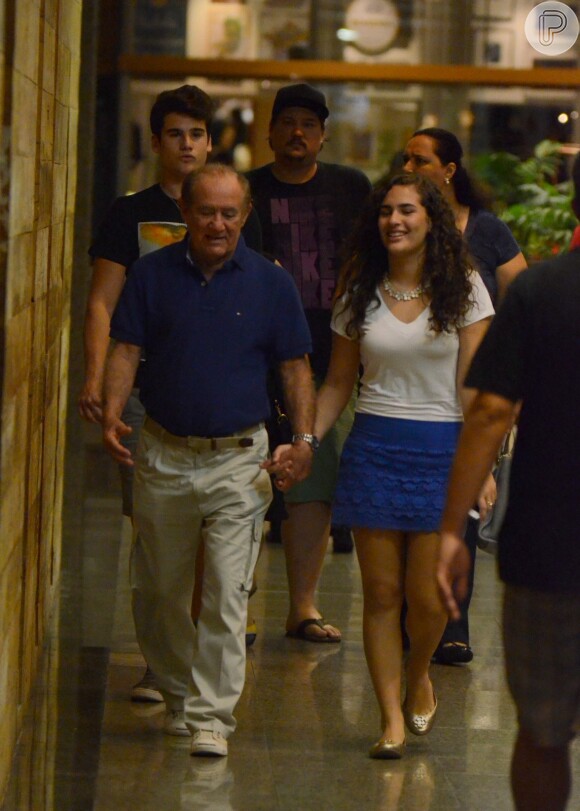 Renato Aragão janta com a família em shopping do Rio de Janeiro, em 21 de abril de 2014