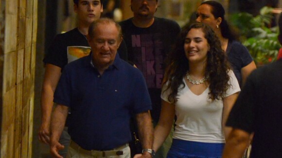 Renato Aragão janta com a filha Lívian Aragão e com o genro em shopping do Rio