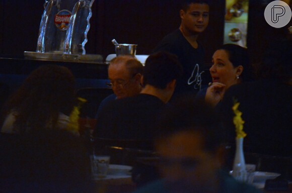 Renato Aragão janta com a família em shopping do Rio de Janeiro, em 21 de abril de 2014