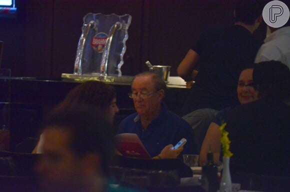 Renato Aragão lê o cardápio ao jantar com a família 