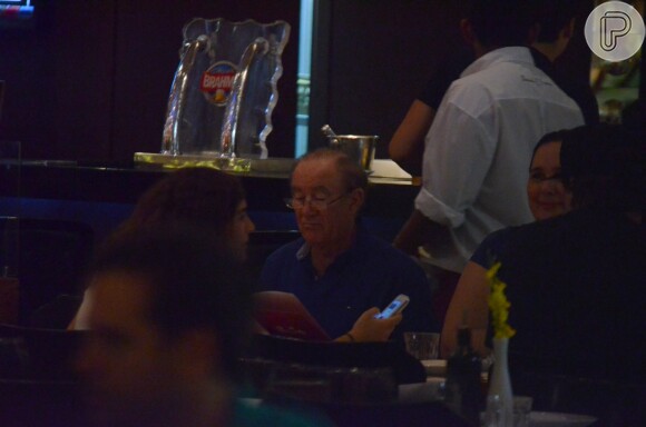 Renato Aragão janta com a família em shopping do Rio de Janeiro, em 21 de abril de 2014