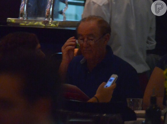 Renato Aragão janta com a família em shopping do Rio de Janeiro, em 21 de abril de 2014