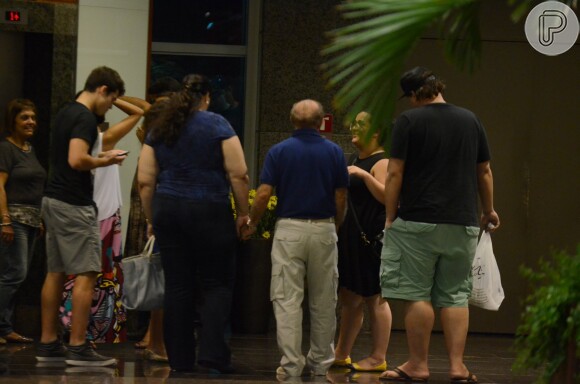 Renato Aragão janta com a família em shopping do Rio de Janeiro, em 21 de abril de 2014