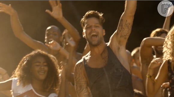 No clipe, Ricky Martin aparece jogando capoeira, andando de bicicleta e dançando