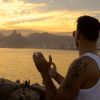 No video, gravado essencialmente na Zona Sul do Rio de Janeiro, Ricky Martin aparece batendo palma para o pôr do sol