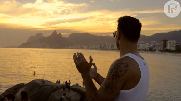 No video, gravado essencialmente na Zona Sul do Rio de Janeiro, Ricky Martin aparece batendo palma para o pôr do sol