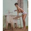 
Revista divulga primeira foto do ensaio em que Rihanna posa de topless em tanque de roupa no ensaio para 22 de abril de 2014 