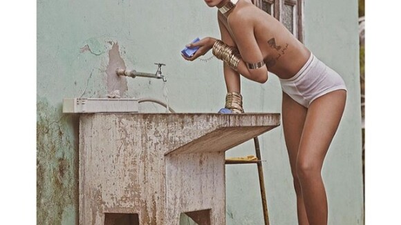Rihanna posa de topless em tanque de roupa em ensaio para revista