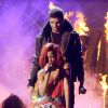 A cantora estaria namorando o cantor Drake e segundo "Daily Mail", o rapper teria presenteado a artista com um anel de R$90 mil para simbolizar seu amor