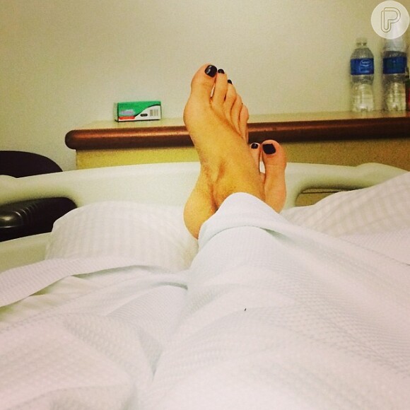 Para acalmar os fãs, Adriane Galisteu postou uma foto sua no hospital Sírio Libanês, em São Paulo, onde foi internada na terça-feira, 22 de abril de 2014, com um quadro de  pneumonia. 'Estou de molho! Mas tenho certeza que com o amor e o carinho que recebo de vocês sempre, logo mais estou em casa', legendou a imagem postada no Instagram