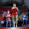 A cantora Gaby Amarantos subiu ao palco no Maracanã para encerrar a etapa carioca do Tour Taça da Copa do Mundo na noite da última sexta-feira, 25 de abril de 2014