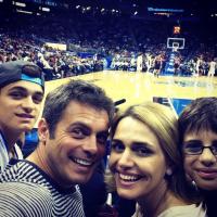 Luigi Baricelli posta foto com mulher e filhos em jogo de basquete nos EUA