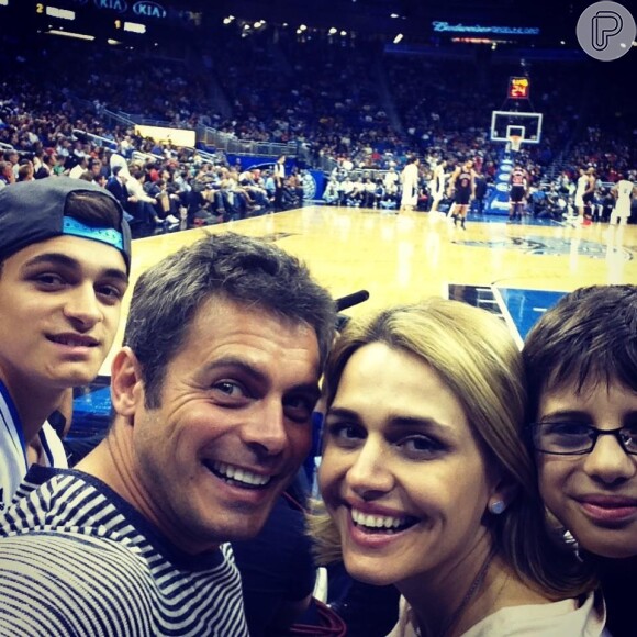 Luigi Baricelli posta foto em seu Twitter assistindo a jogo de basquete ao lado da mulher, Andréa, e dos dois filhos, Vittorio, de 15 anos, e Vicenzo, de 11, nos Estados Unidos, nesta quinta-feira, 24 de janeiro de 2013