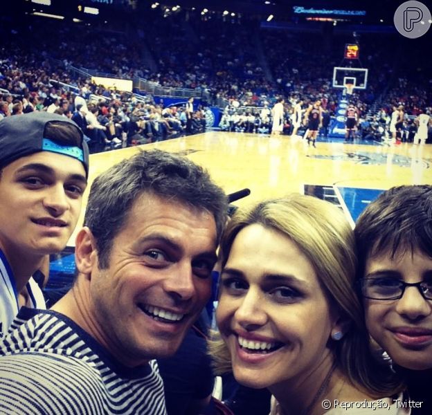 Luigi Baricelli posta foto com mulher e filhos em jogo de basquete nos EUA - Purepeople