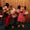 Luigi Baricelli de diverte com Mickey e Minnie na Disney