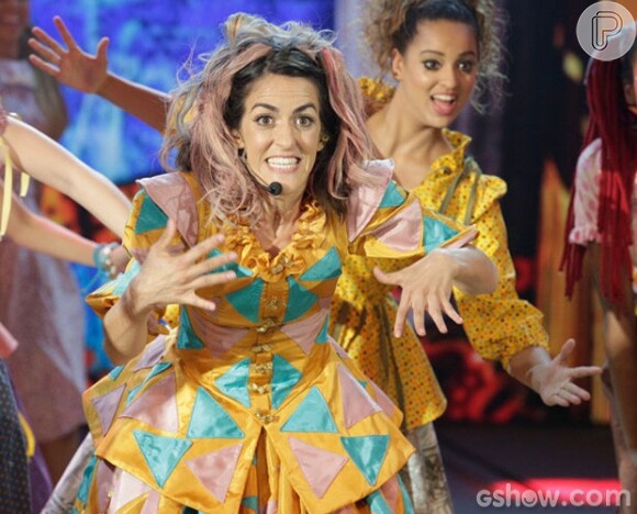 Luciana Paes se vestiu de boneca e cantou Katy Perry no 'Artista Completão'