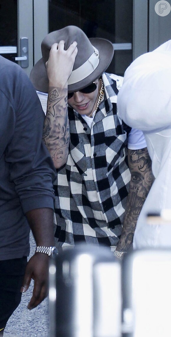 Justin Bieber tem que passar por interrogatório no aeroporto dos Estados Unidos por causa de seus processos judiciais