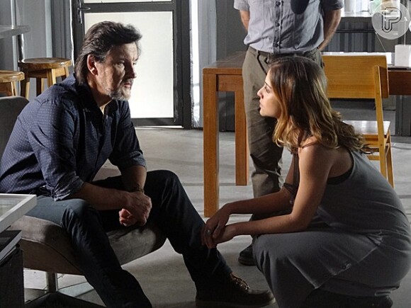 Paulinha (Christiana Ubach) conta para LC (Antonio Calloni) que Lili (Juliana Paiva) é uma agente infiltrada, em 29 de abril de 2014, em 'Além do Horizonte'