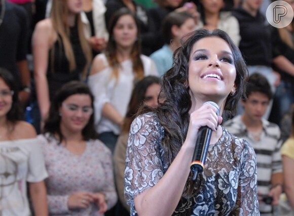 Mariana Rios veste Lethicia Bronstein no programa de Serginho Groisman na TV Globo