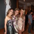 A estilista Lethicia Bronstein posa entre Milene Machado e Nathália Rodrigues