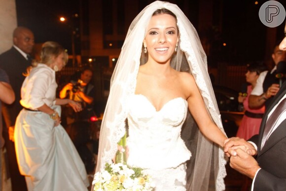 Paola Machado, mulher do Carioca do 'Pânico na Band', usa vestido de Lethicia Bronstein em seu casamento
