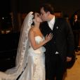 Paola Machado, com um vestido Lethicia Bronstein, beija o marido, Carioca