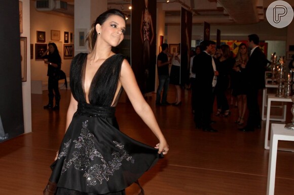 A atriz Mariana Rios veste Lethicia Bronstein na exposição da estilista