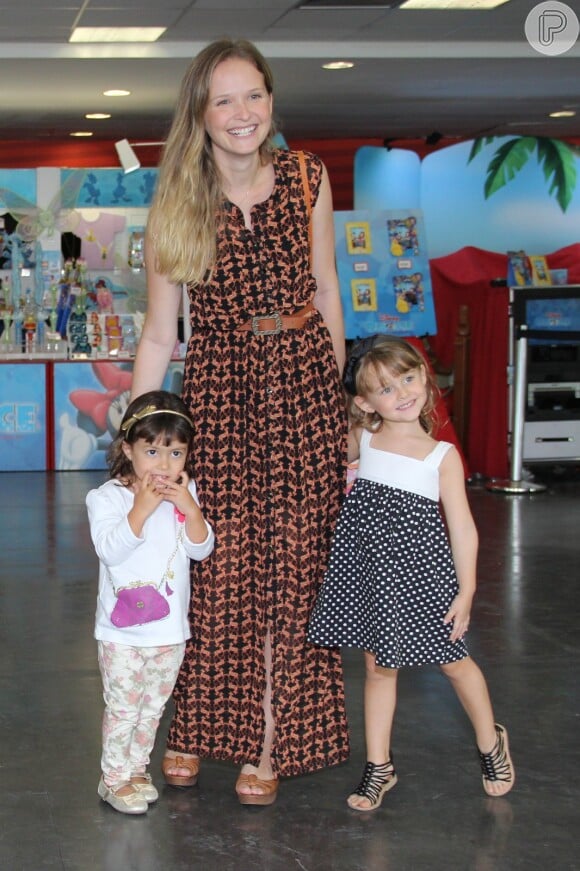 A atriz Fernanda Rodrigues levou sua filha Luisa, de 3 anos, fruto do relacionamento com Raoni carneiro, e uma amiguinha