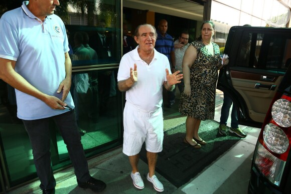 Renato Aragão deixou o hospital onde esteve interndo devido a um infarto; ator e comediante volta a atuar no musical 'Os Saltimbancos', em outubro de 2014