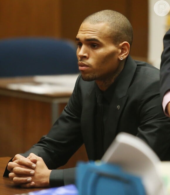 Chris Brown responde pela agressão a um homem na porta de um hotel nos Estados Unidos, em outubro do último ano