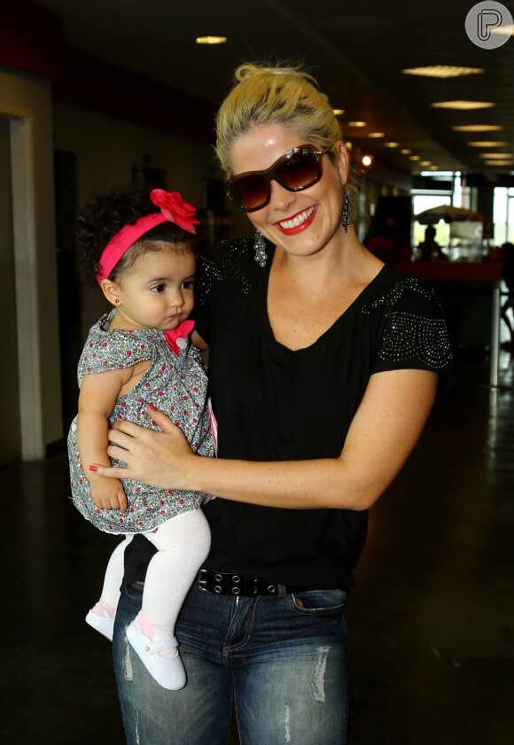 Samara Felipe foi com a filha Alicia, de 4 anos, do relacionamento com o jogador de basquete Leandrinho