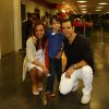 Carla Marins foi à apresentação com o marido, o personal trainner Hugo Baltazar, e o filho do casal, Leon, de 5 anos