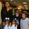 Giovanna Antonelli levou Pietro, de 8 anos, um amiguinho dele e as gêmeas Antônia e Sofia para assistir ao espetáculo 'Disney On Ice', no HSBC Arena, Barra da Tijuca, Zona Oeste do Rio de Janeiro, neste sábado, 3 de maio de 2014