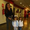 Giovanna Antonelli posou para fotos ao chegar ao HSBC Arena para conferir o espetáculo 'Disney On Ice' e se divertiu com a desenvoltura das gêmeas Antônia e Sofia, de 3 anos, na noite deste sábado, 3 de maio de 2014