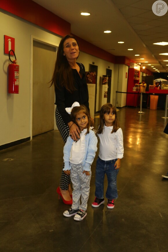 A atriz Giovanna Antonelli achou graça de ver as suas filhas posando para fotos cheias de estilo