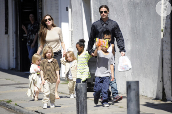 Angelina Jolie é flagrada com os seis filhos e o noivo, Brad Pitt, em Nova Orleans, em março de 2011; de acordo com a revista 'Total Film', atriz disse ser lembrada pelas crianças na hora de ir ao banheiro, em janeiro de 2013