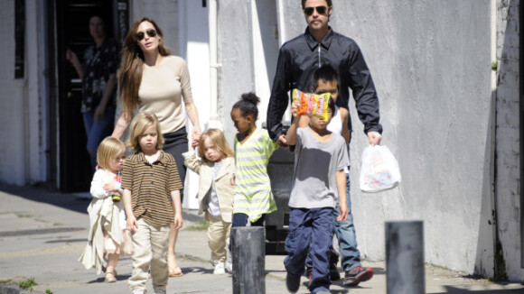 Filhos de Angelina Jolie a requisitam no banheiro: 'É trabalhoso manter um lar'