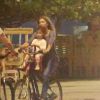 Grazi Massafera leva Sofia, sua filha com Cauã Reymond, para passear de bicicleta na orla da Barra da Tijuca, na noite deste domingo, 4 de maio de 2014