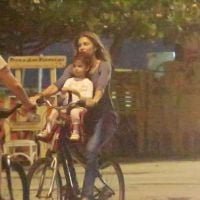 Grazi Massafera leva a filha, Sofia, para passear de bicicleta na orla da Barra