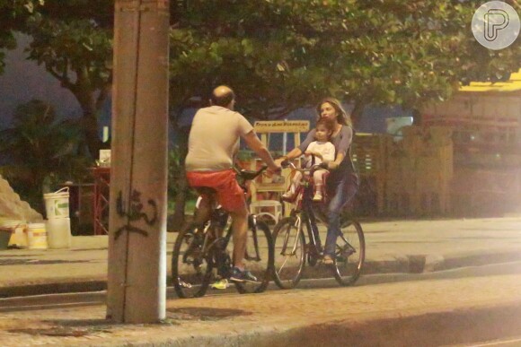Grazi Massafera leva Sofia, sua filha com Cauã Reymond, para passear de bicicleta na orla da Barra da Tijuca, na noite deste domingo, 4 de maio de 2014