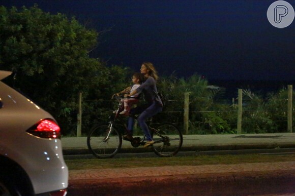 Grazi Massafera leva a filha, Sofia, para passear de bicicleta na orla da Barra
