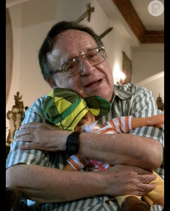 Roberto Gomez Bolaños aparece abraçando boneco do personagem Chaves