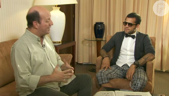 Daniel Alves é estiloso e irreverente no jeito de se vestir. Gostou do look escolhido para dar entrevista ao jornalista Marcos Uchôa, do 'Fantástico', neste domingo? (4 de maio de 2014)