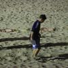 Davi Frota, filho de Carolina Dieckmann,  sempre que pode faz exercícios na praia