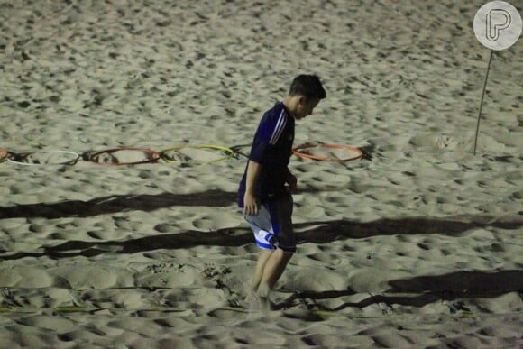 Davi Frota, filho de Carolina Dieckmann,  sempre que pode faz exercícios na praia