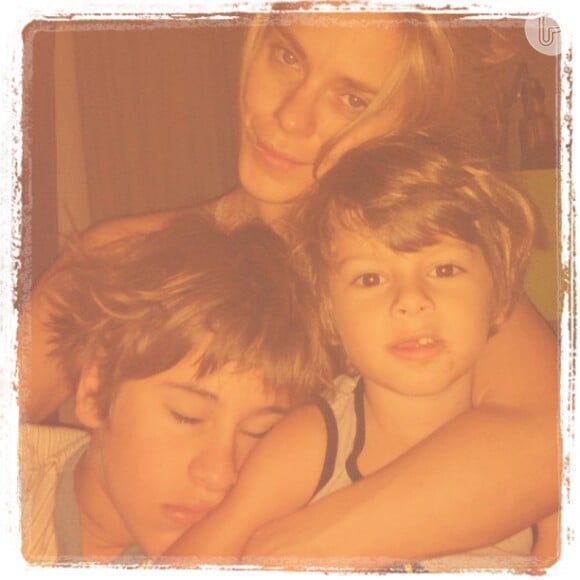 Carolina Dieckmann em um momento fofo com os filhos José e Davi