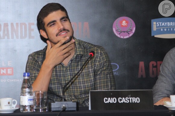 'Dispensei o preparador de elenco. Eu precisava do Max', disse Caio Castro durante a coletiva de imprensa, explicando o motivo de ter ido morar na casa do judoca