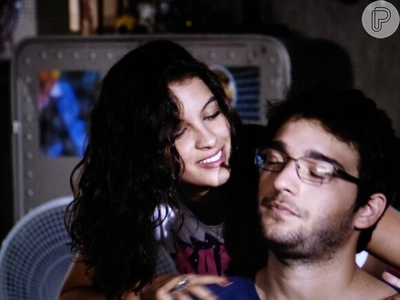 Luene (Ana Terra Blanco) tenta seduzir Davi (Humberto Carrão), em cena do primeiro capítulo de 'Geração Brasil'